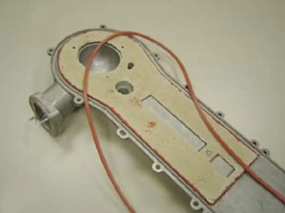 Wärmetauscher Inspektionsdeckel von Remeha, aus Aluminium, mit mehreren Öffnungen und Abdichtungen, zur Kontrolle und Wartung von Wärmetauschersystemen.